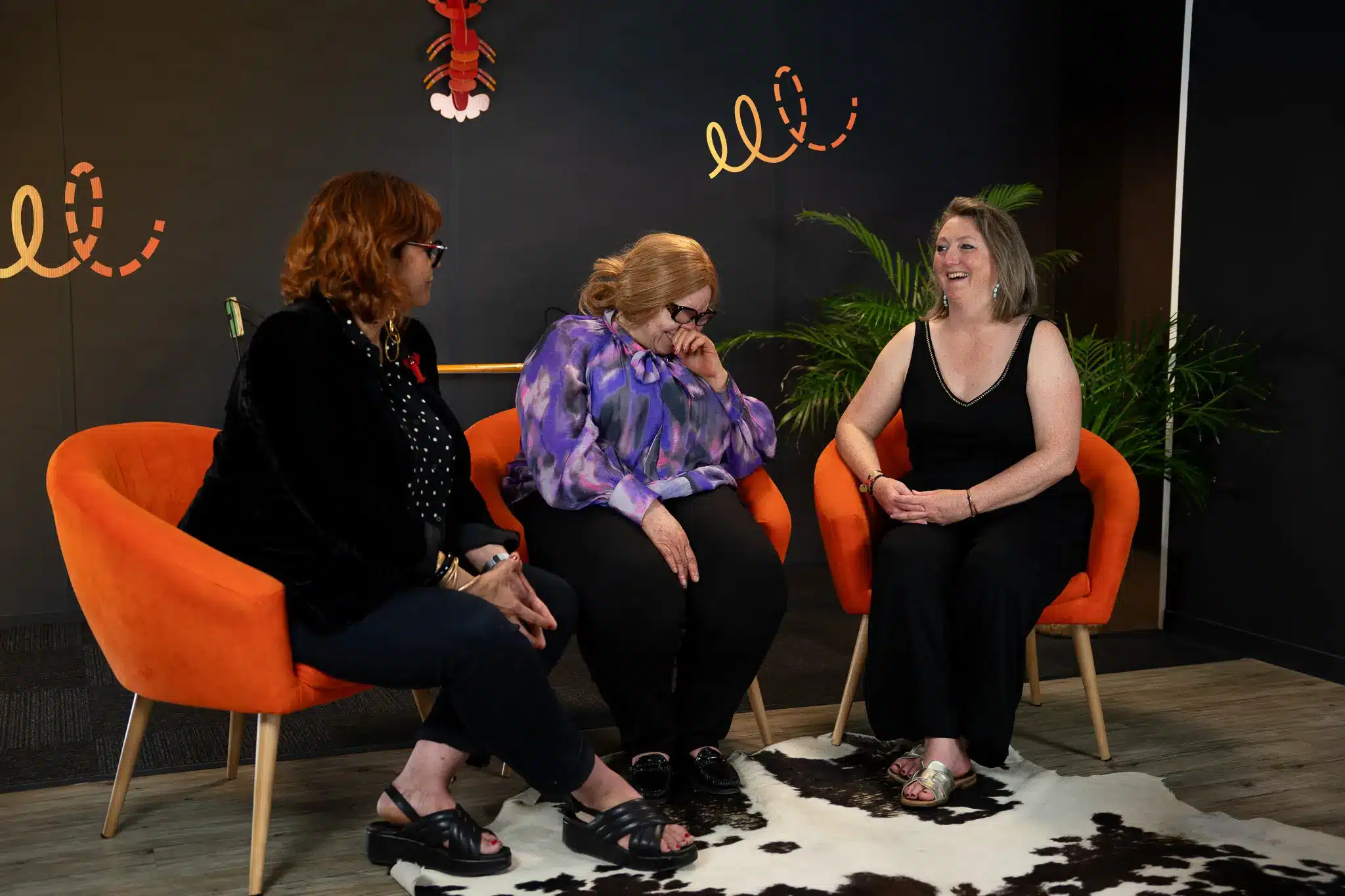 Formatrices rigolant avec une apprenante