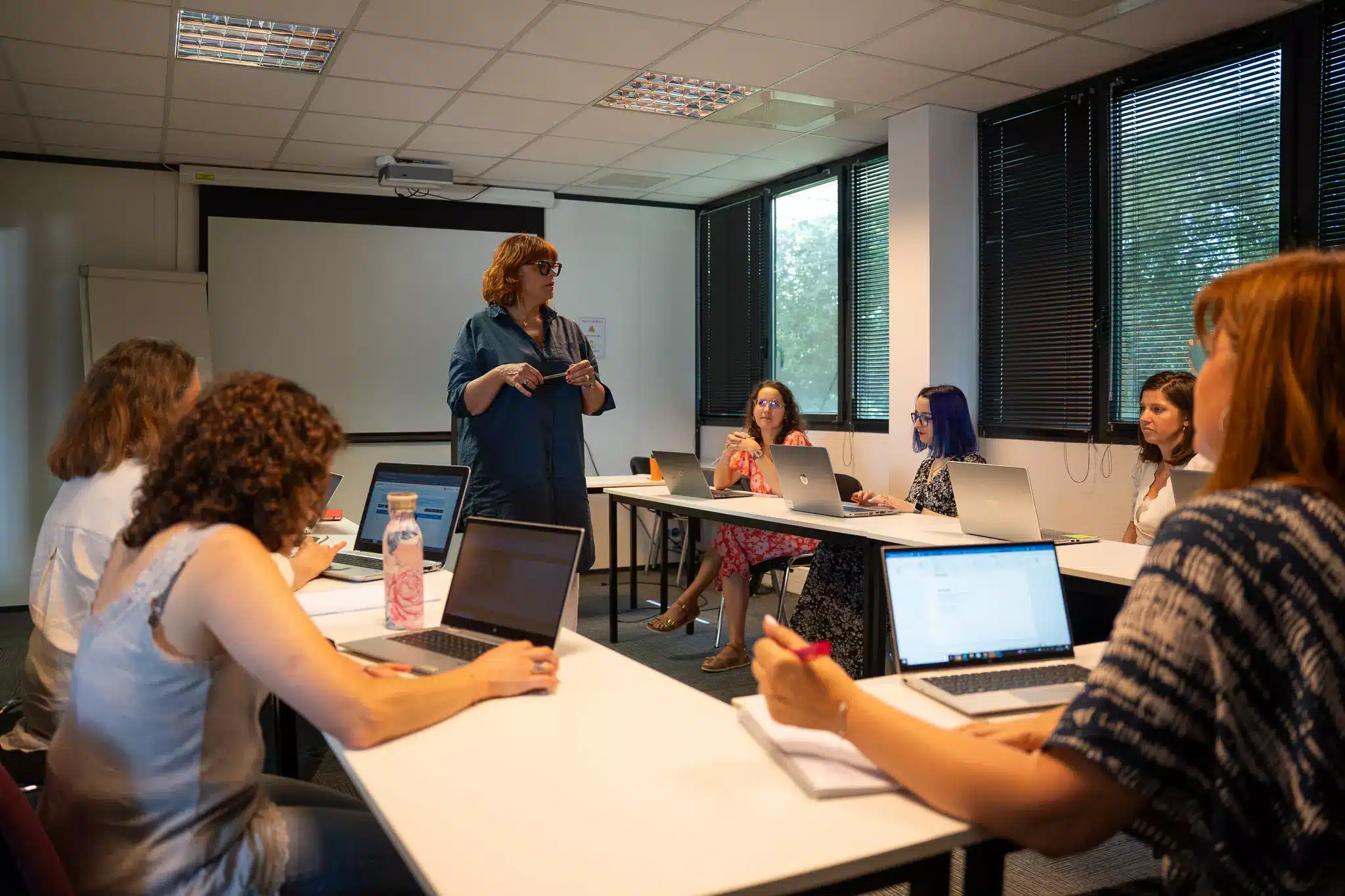 Réunion d'équipe présidée par une collaboratrice