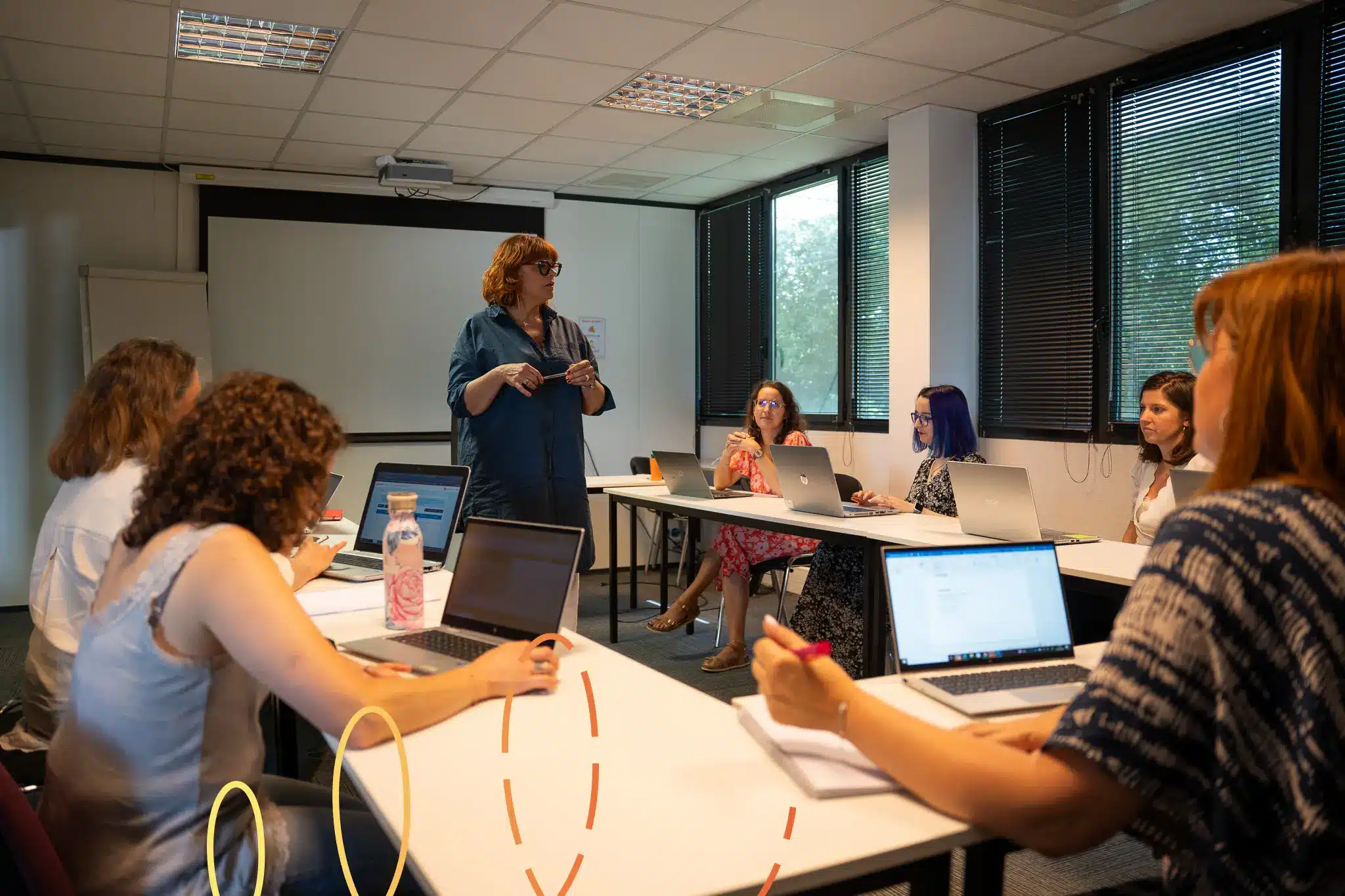 Réunion d'équipe présidée par une collaboratrice